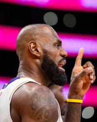 开云下载-夸梅：詹姆斯通过富保罗控制了联盟 让NBA修改规则&amp;允许他走步