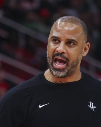 KAIYUNAPP-乌度卡谈获胜：三节末四节初的5-6分钟定胜势 期间我们打得很努力