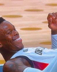 开云APP-施罗德制造东契奇进攻犯规 倒地后展露自信笑容