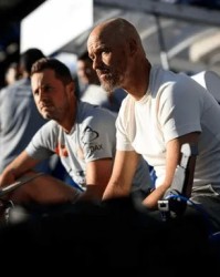 开云下载-滕哈格不断要引援+否决卖扎卡；训练冗长且经常让球员俯卧撑