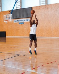 巴特勒西班牙度假球场实穿曝光全新签名鞋款